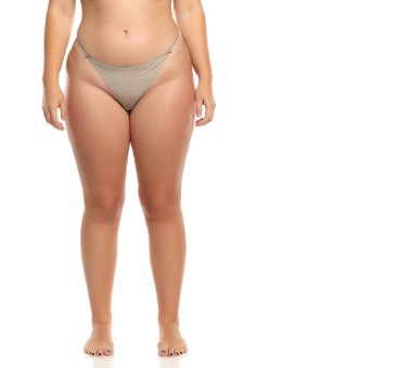 Beyaz arka planda duran şişman obez ve büyük kadın bacaklarının stüdyo çekimi.