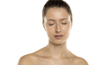 Makyajsız genç bir kadının çekimleri. Gözler beyaz arka planda kapalı.