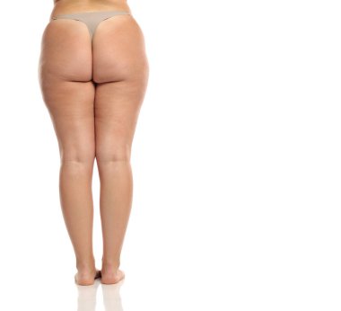 Şişman obez, geniş bedenli, bikinili bir kadının beyaz arka planda çıplak ayakla dikiz aynasının stüdyo fotoğrafı.