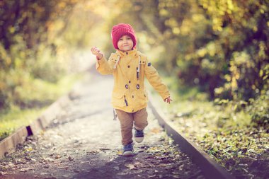 mutlu çocuk parkı ve holding yolundaki üzerinde çalışan bir yandan bırakır 