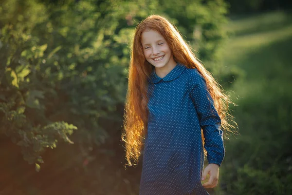 Portret Uśmiechający Się Czerwony Haired Dziewczyna Ogrodzie — Zdjęcie stockowe