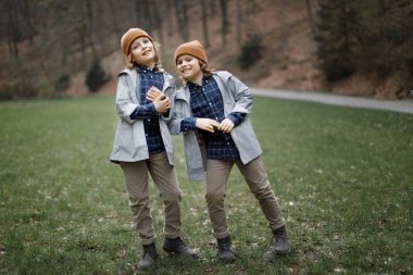 kameraya bakarak ve having fun birlikte parkta ikizler 