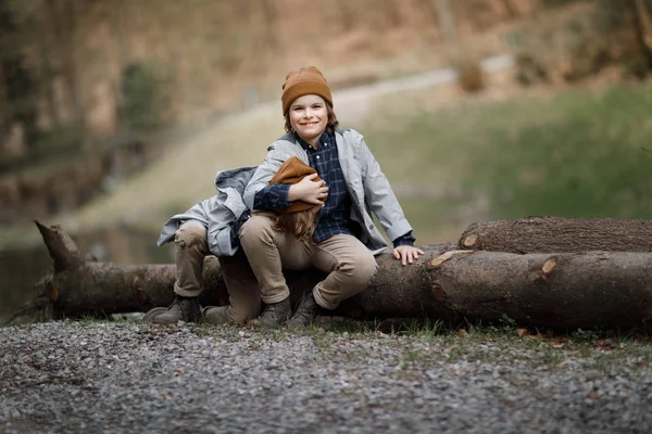 Två Pojkar Leker Tillsammans Medan Sitter Stora Loggen Med Skogen — Stockfoto