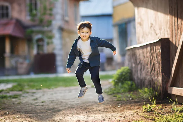 Веселый Мальчик Прыгающий Воздухе Улице — стоковое фото