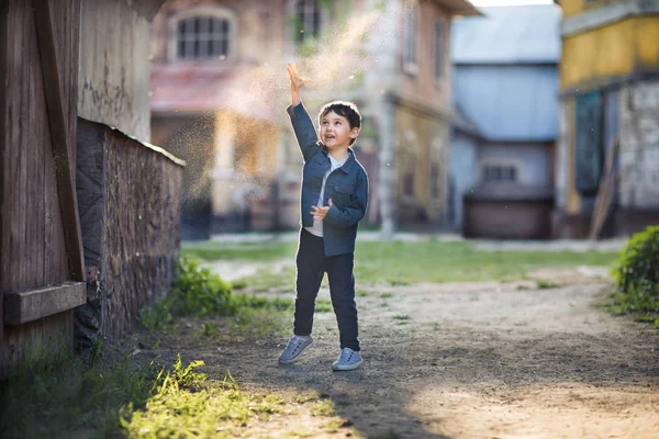 Gelukkige Jongen Zand Gooien Lucht — Stockfoto