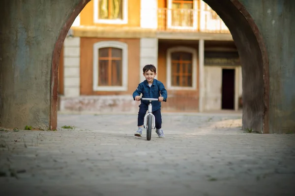 Повна Довжина Щасливого Хлопчика Їзда Велосипеді Місті — стокове фото