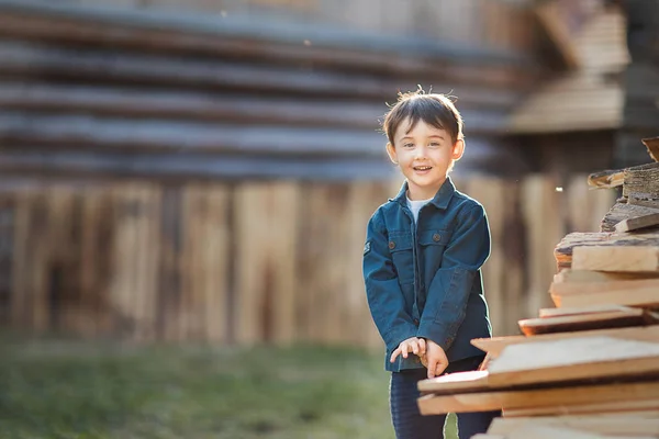 Портрет Усміхненого Хлопчика Стоїть Купі Колод Дивиться Камеру — стокове фото