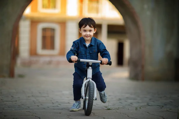 Vista Frontal Menino Sorridente Andar Bicicleta Cidade — Fotografia de Stock