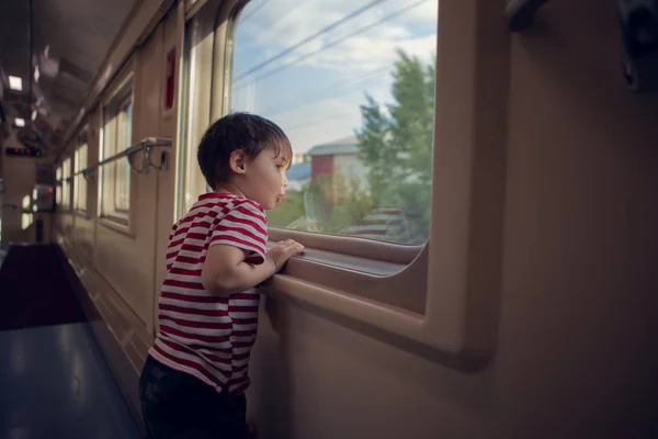 Malý Chlapec Okně Osobní Vlak — Stock fotografie