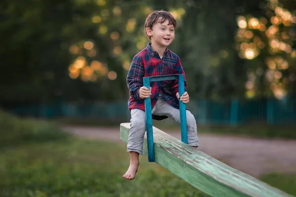 Glimlachend Barefoot Jongen Wip Buiten Rijden — Stockfoto