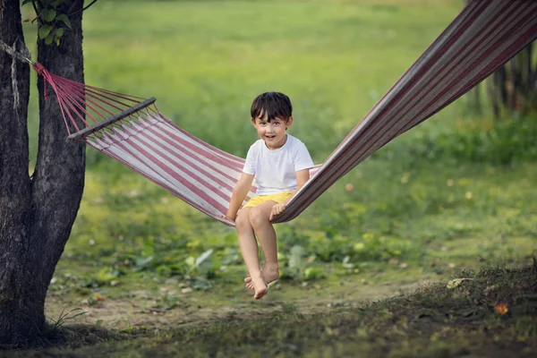 Щасливий Хлопчик Сидить Гамак Задньому Дворі — стокове фото