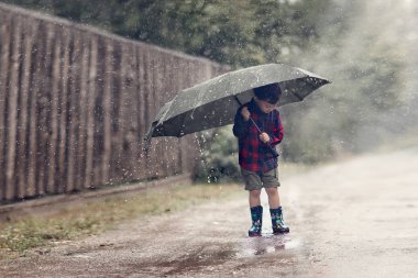 yağmur şemsiyesi altında yürüme kauçuk giymiş çocuk bot 
