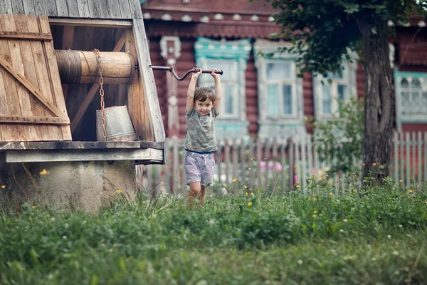 Framifrån Pojke Att Vatten Med Hink Från Gammalt Väl — Stockfoto