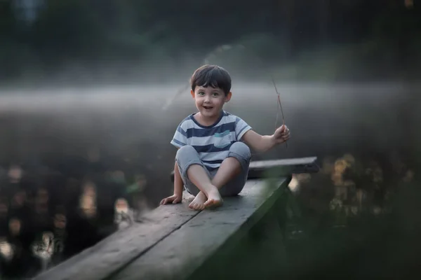 Усміхнений Хлопчик Сидить Дерев Яній Дрібниці Біля Озера — стокове фото