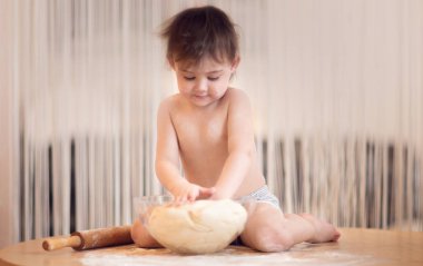  masada oturan hamur yoğurma yürümeye başlayan çocuk konsantre 