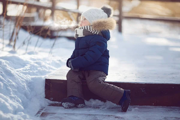 Pojken Sitter Trä Trappan Parken — Stockfoto