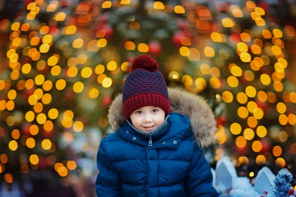 Portrét Chlapce Stojící Ulici Vánoční Světla Pozadí — Stock fotografie