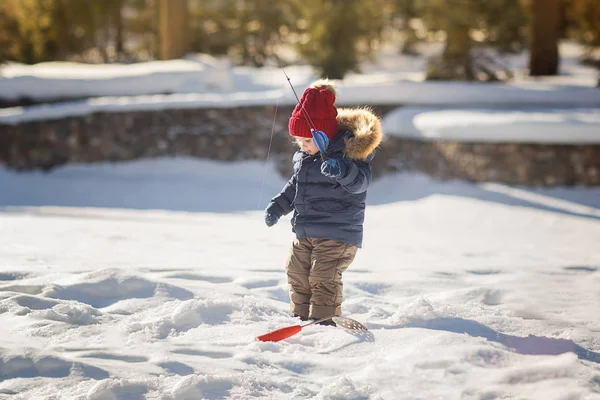 Chlapec Rybaření Jezera Zimě — Stock fotografie