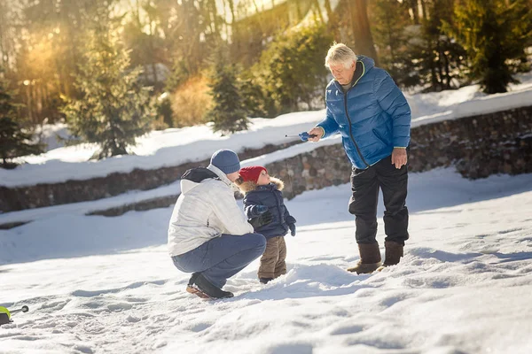 Pappa Son Och Farfar Fiske Sjön Vintern — Stockfoto