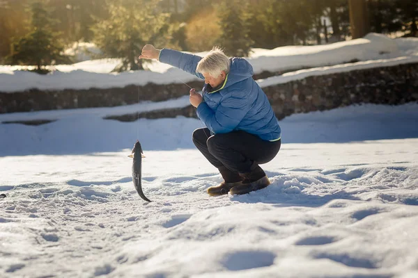 Pescador Com Truta Recém Capturada Lago Inverno — Fotografia de Stock