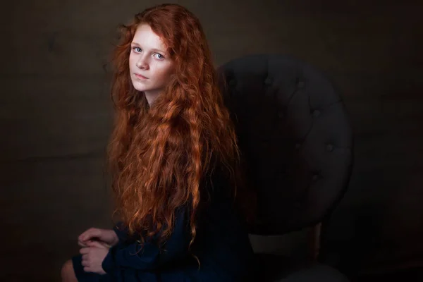 Retrato Ruiva Menina Sentada Cadeira Estúdio Tiro — Fotografia de Stock