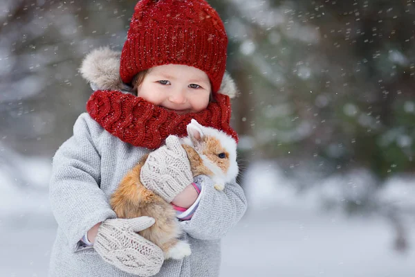 Портрет Милої Дівчини Тримає Кролика Відкритому Повітрі Зимовий Час — стокове фото