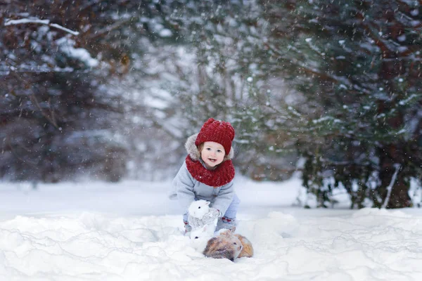 Sonriente Chica Sosteniendo Con Conejos Pie Parque Invierno — Foto de Stock