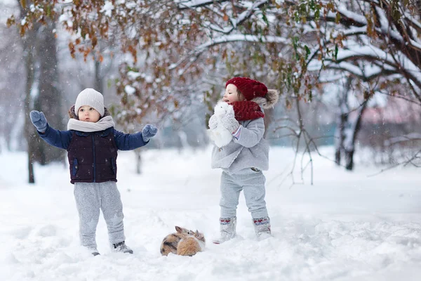 Dvě Děti Hrají Králíky Zasněženém Parku — Stock fotografie