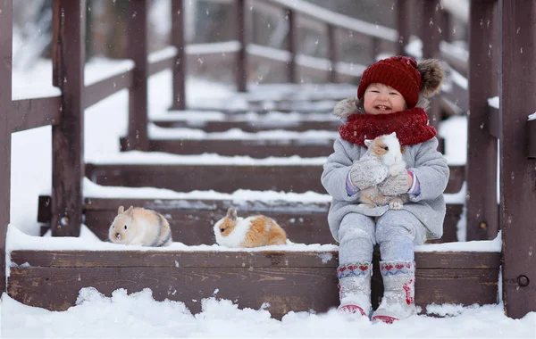 Niña Sentada Los Escalones Puente Madera Con Conejos Parque Invierno — Foto de Stock