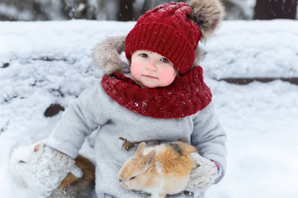 Портрет Девушки Держащей Кроликов Парке Зимой — стоковое фото