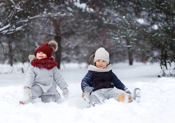 Duas Crianças Sentadas Neve Com Coelhos Parque Inverno — Fotografia de Stock