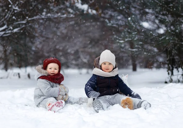 Chłopak Dziewczyna Siedzi Śniegu Królików Parku Zimie — Zdjęcie stockowe