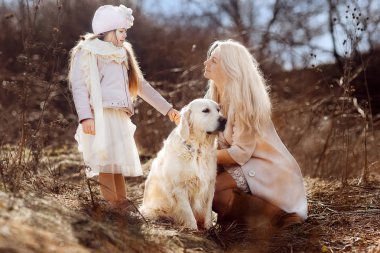 Küçük kız ve annesi açık altın geri almak ile elele