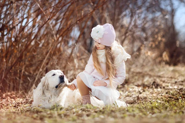 Small Girl Golden Retriever Outdoors — Stock Photo, Image