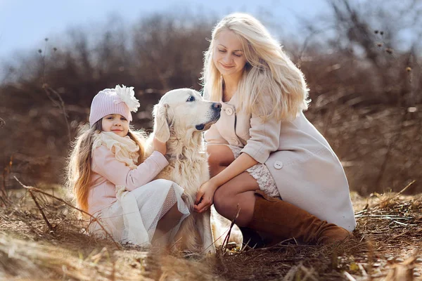 Dochter Haar Moeder Buiten Met Gouden Retriever — Stockfoto