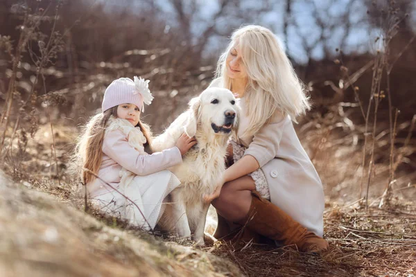 Petite Fille Mère Plein Air Avec Golden Retriever — Photo