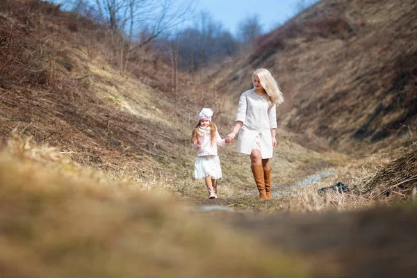 Moeder Dochter Hand Hand Wandelen Het Park — Stockfoto