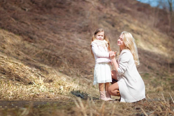 Meisje Met Moeder Houden Handen Het Park — Stockfoto