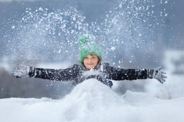 mutlu çocuk kar hava atma 