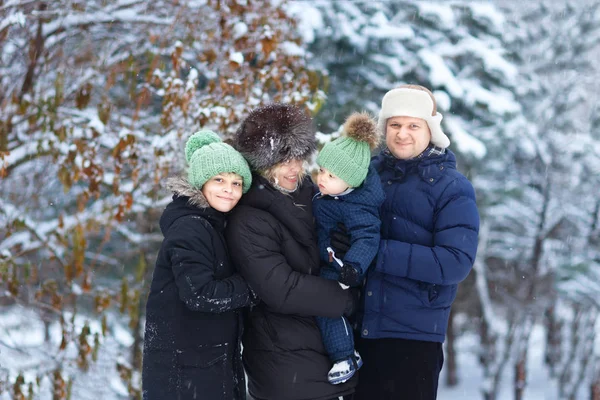 冬の公園に立っている 人の子供を持つ家族の肖像画 — ストック写真