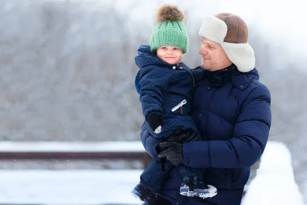 Father Holding Son Hands Winter Park — Stock Photo, Image