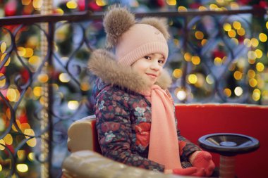 salıncağa binmek ve kameraya bakarak sevimli kız 