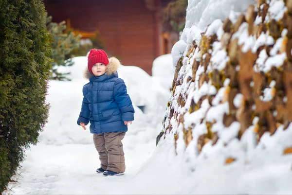 Повнометражний Знімок Хлопчика Стоїть Відкритому Повітрі Зимовий Час — стокове фото