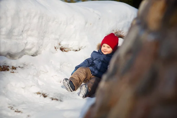 Χαρούμενο Παιδί Κάθεται Στο Χιόνι Που Καλύπτει Βήματα Εξωτερικούς Χώρους — Φωτογραφία Αρχείου