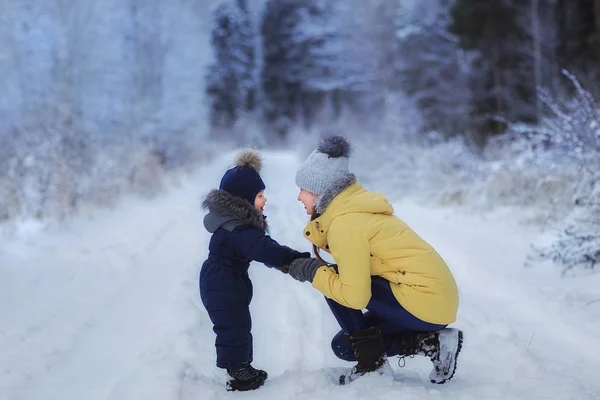 Mother Son Holding Hands Snowy Path Park — Stock Photo, Image
