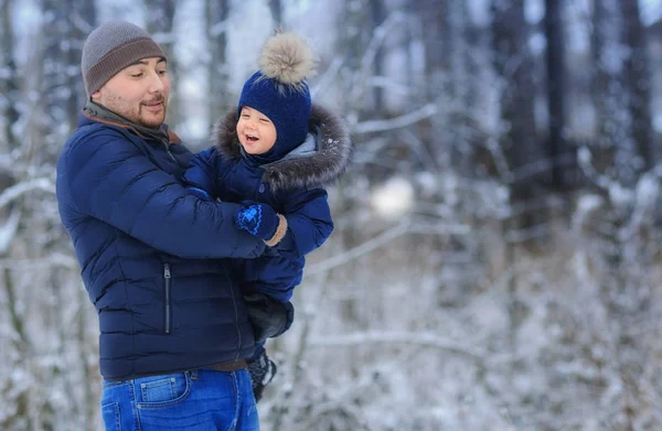 Retrato Pai Segurando Rindo Filho Mãos Tha Parque Inverno — Fotografia de Stock