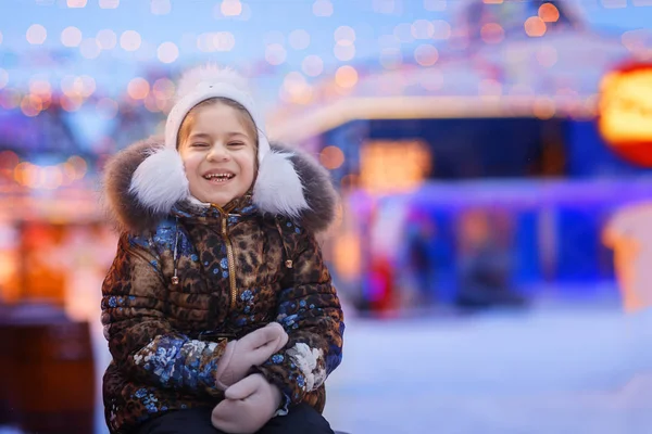 Портрет Смеющейся Девушки Улице Зданиями Украшенными Рождественскими Огнями Зимой — стоковое фото
