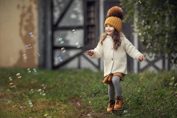 Повнометражний Знімок Щасливої Дівчини Грає Мильними Бульбашками Відкритому Повітрі — стокове фото