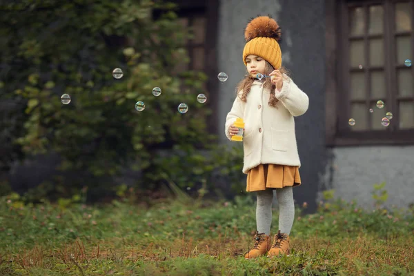 Full Längd Skott Flicka Blåser Såpbubblor Utomhus — Stockfoto