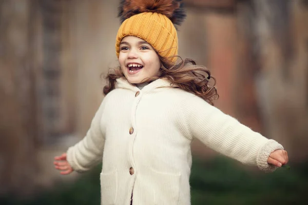 Retrato Menina Sorridente Feliz Com Mãos Levantadas Correndo Livre Com — Fotografia de Stock